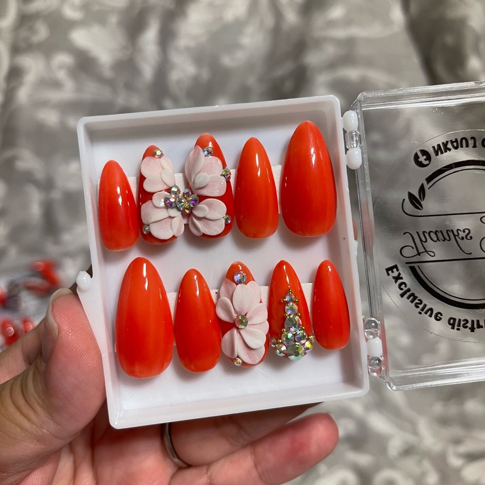 Press on nails